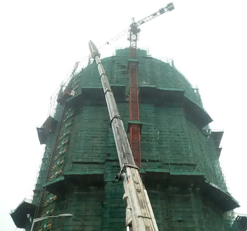 滑县吊车在工地上作业